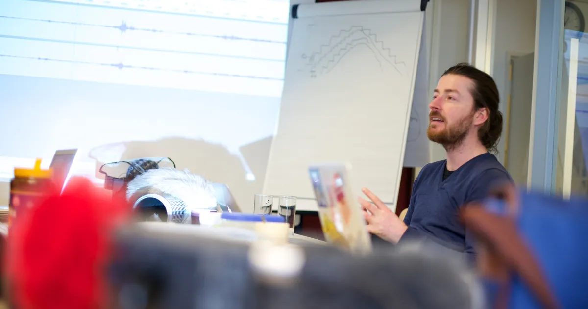 Arnoud Traa explains audio bit depth and bitrate during the workshop field recording.