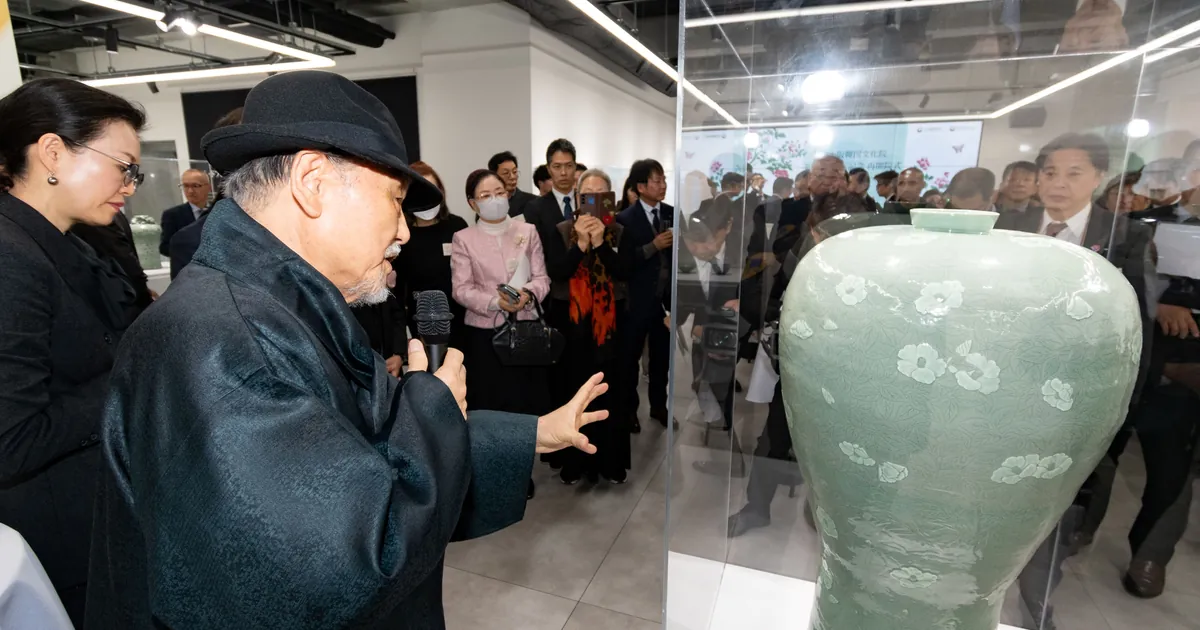 Master Kim Se yong in Osaka Japan explaining his celadon vase